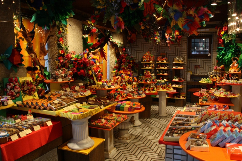 vitrine-GARS-min_candy_store_chocolate_shop_chocolate_switzerland-393515