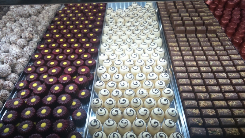 vitrine-GARS-min_chocolates_milk_chocolate_white_chocolate_truffles_candy_food_treat_cacao-1213769